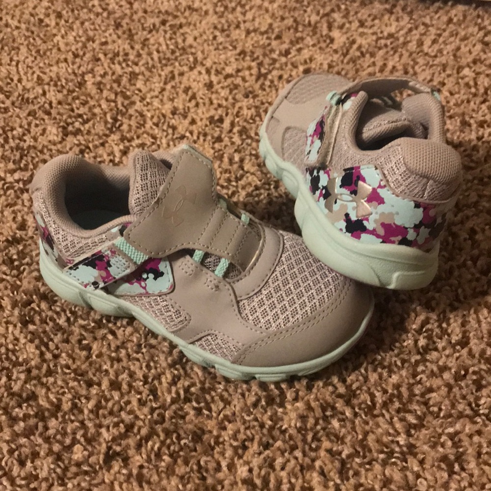 Toddler girls size 9 under armour shoes